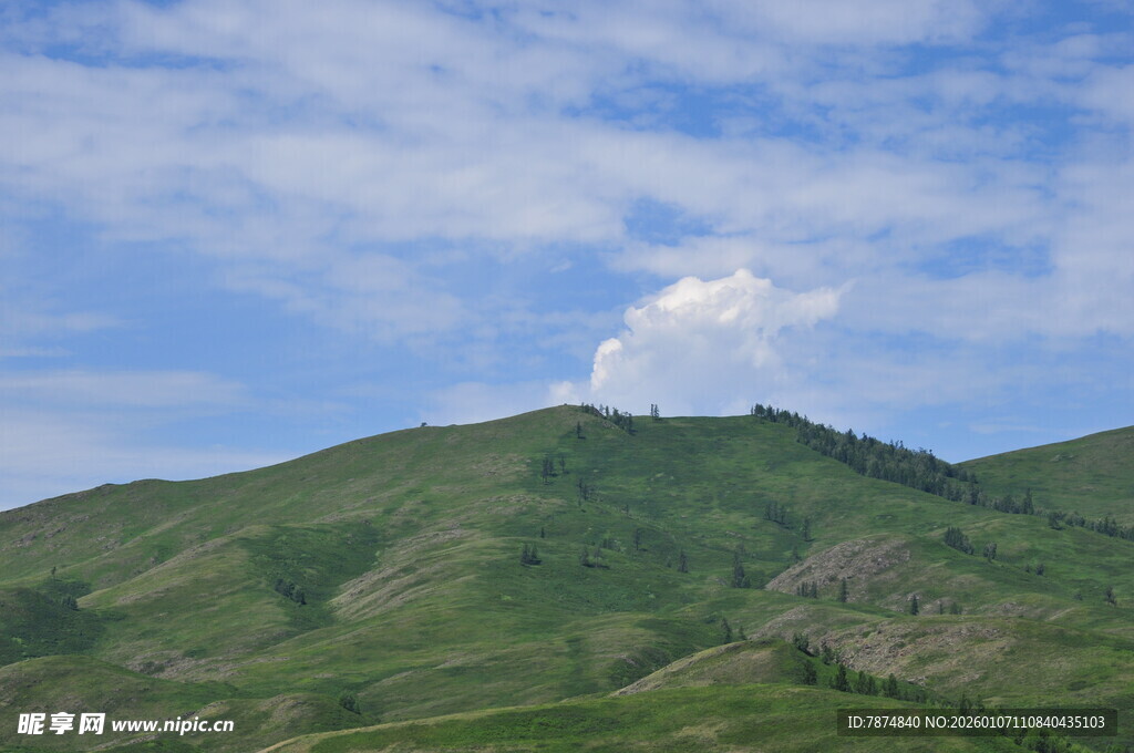 青山蓝天间的云朵