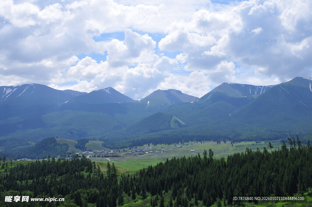 山峦绿野间的壮阔美景