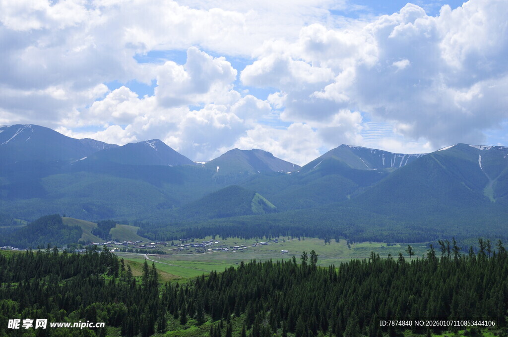 山峦林海间的壮阔自然景