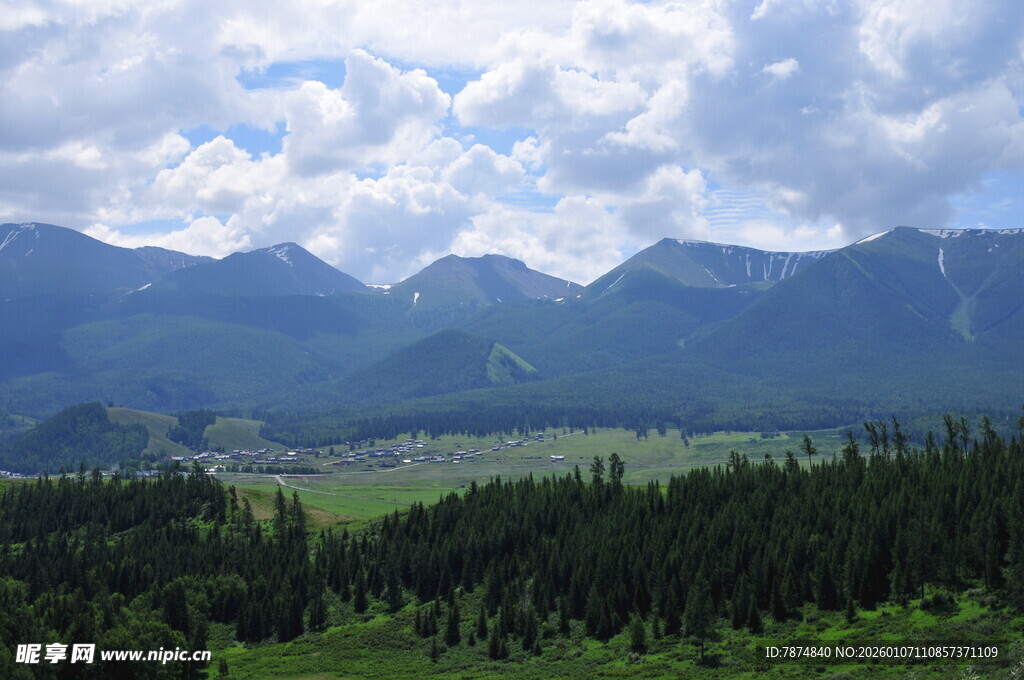 青山绿野间的壮阔山景
