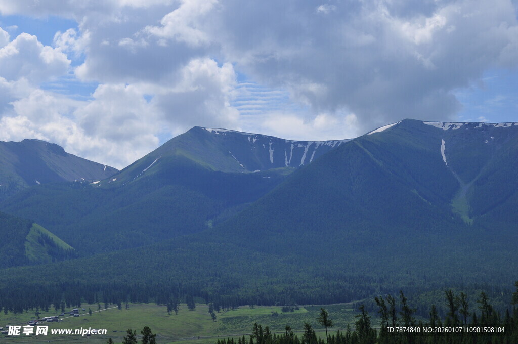 壮丽山脉与蓝天白云景观