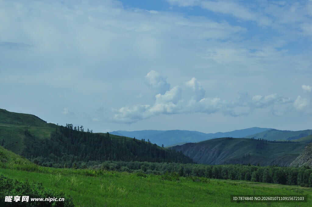 草原山峦间的蓝天美景
