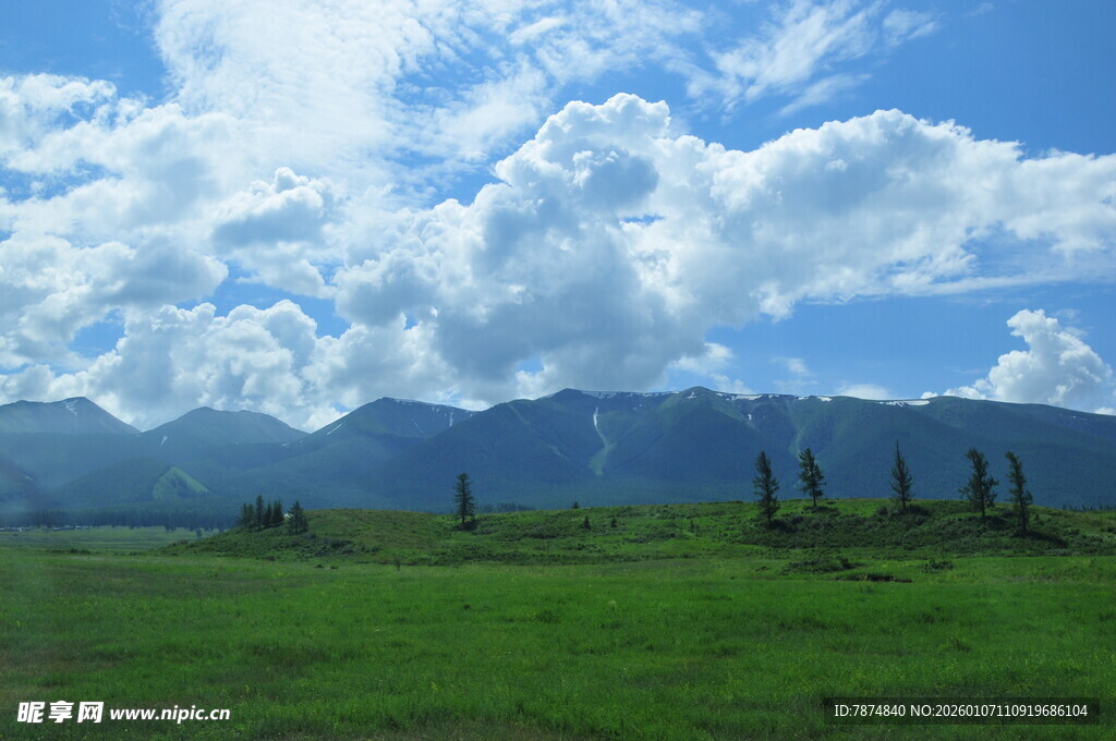 草原蓝天远山美景