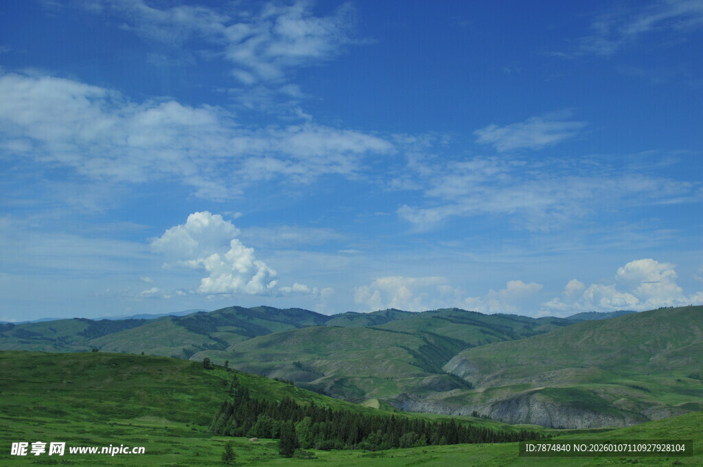 蓝天白云下的翠绿山峦