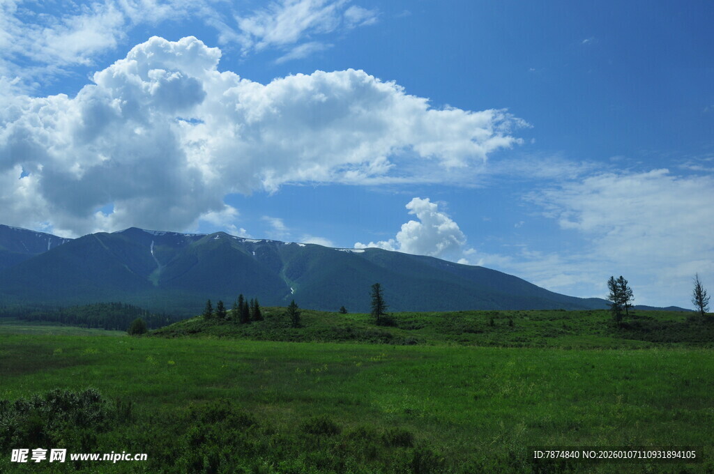 草原蓝天远山风景如画