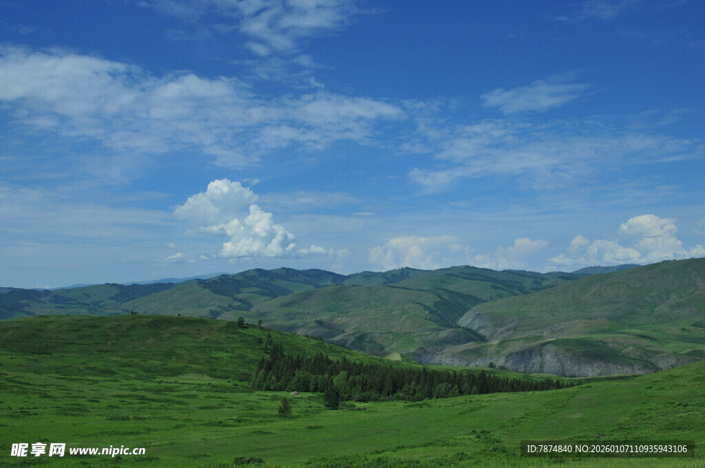 青山绿野间的蓝天白云
