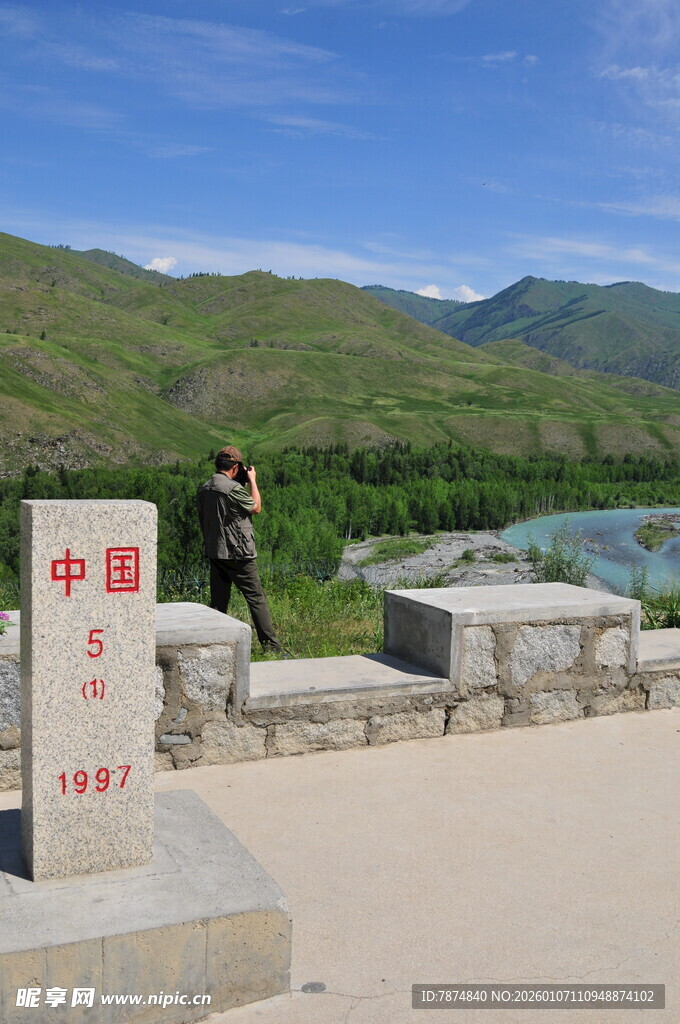 中国界碑旁的美丽风光