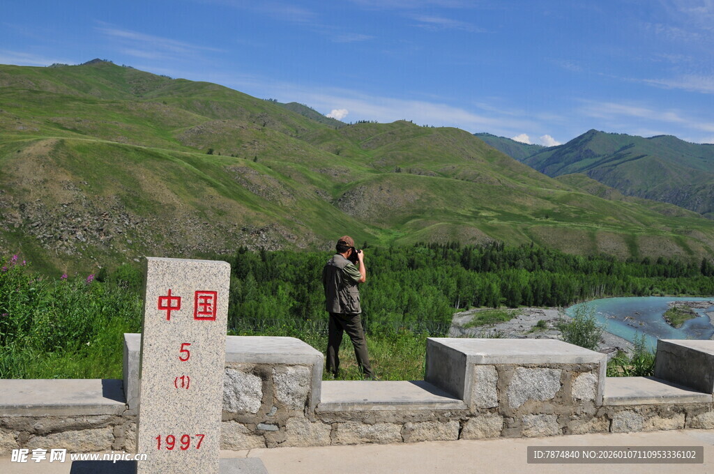 男子立于石碑前赏山水景