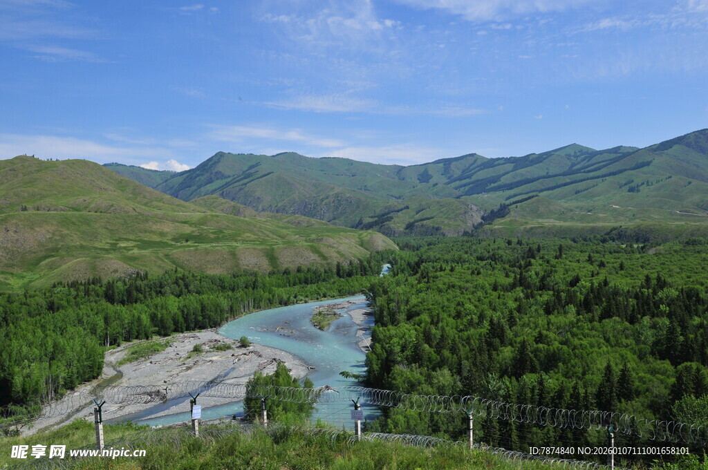 青山绿水间的蜿蜒河流