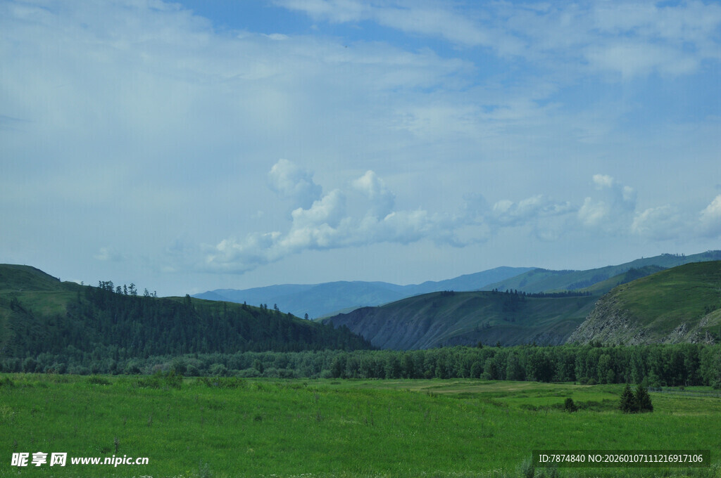 草原山峦间的清新风光