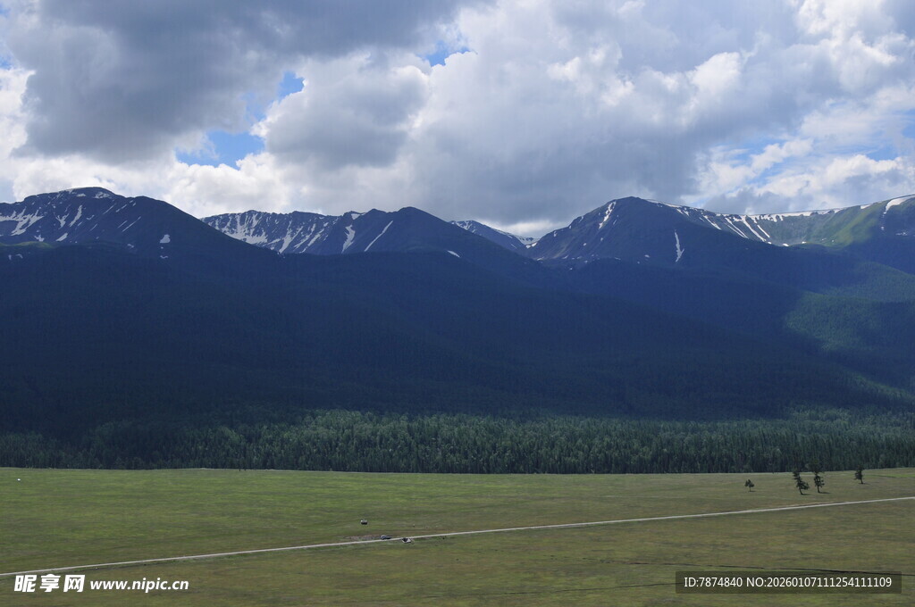草原与远山的壮美风光