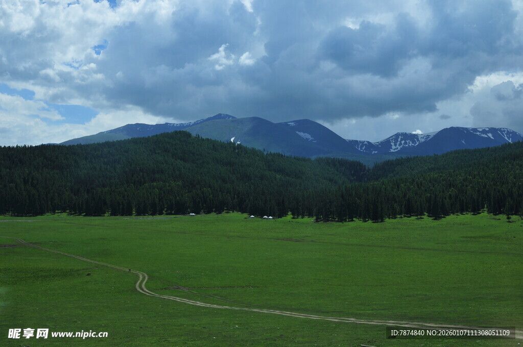 草原远山风景图
