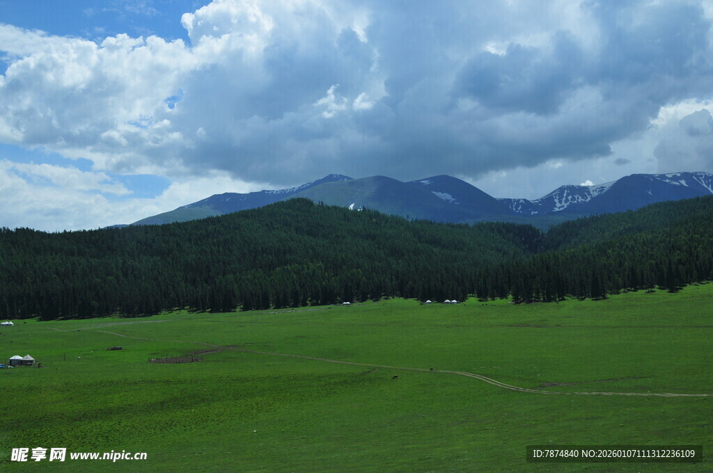 草原远山蓝天白云美景