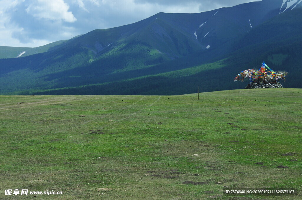 草原上的骑马者与远山