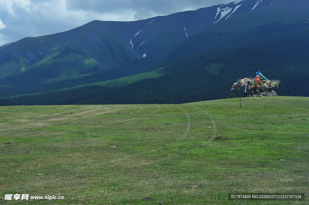 草原上的多彩帐篷与远山