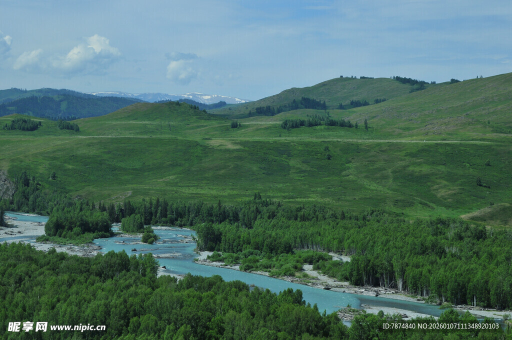 青山绿水间的美丽河谷