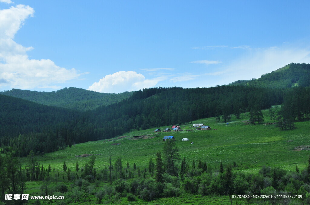 青山绿野间的宁静景致