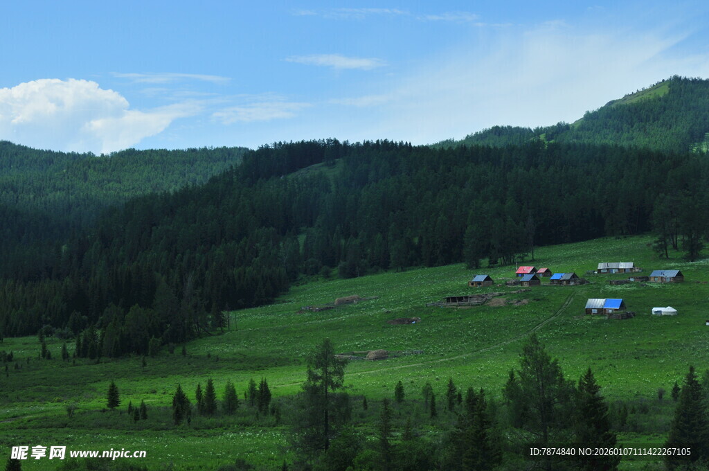 山间绿野中的村落美景