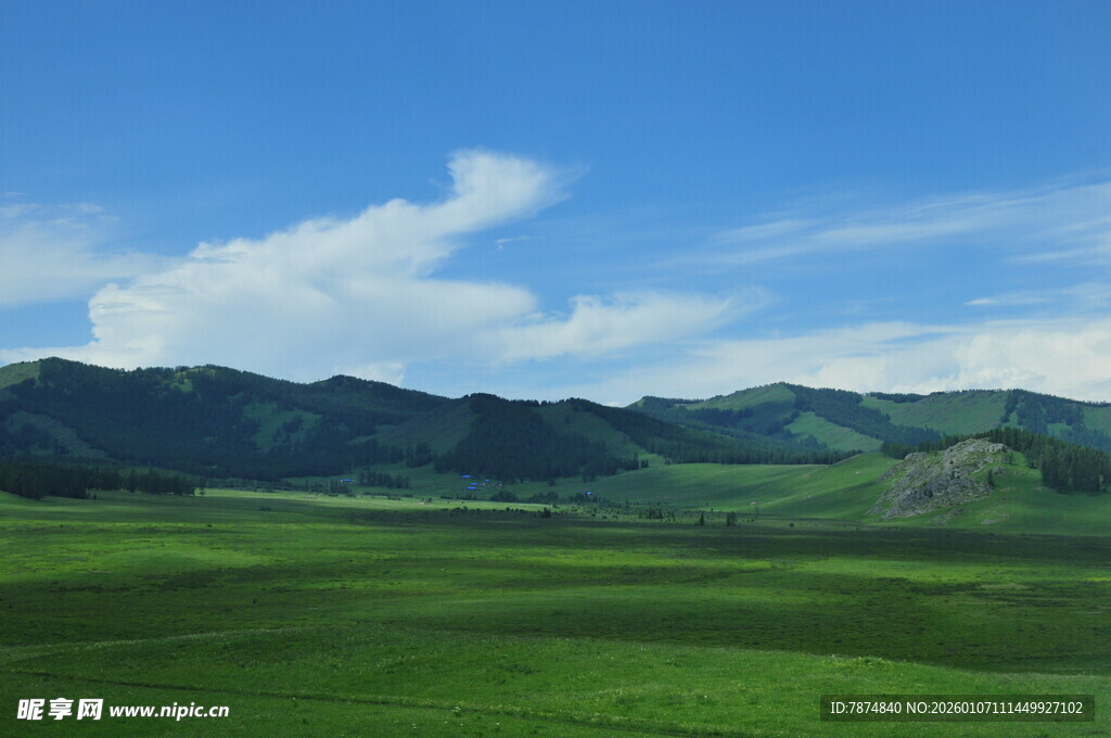 广袤草原与远处山峦美景
