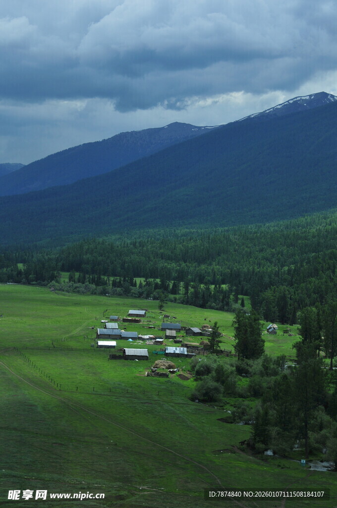 草原村落与远山美景