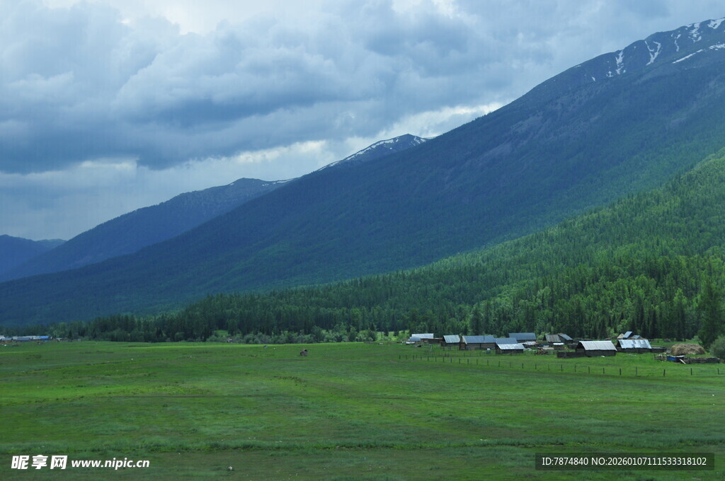 草原山峦间的美丽景致