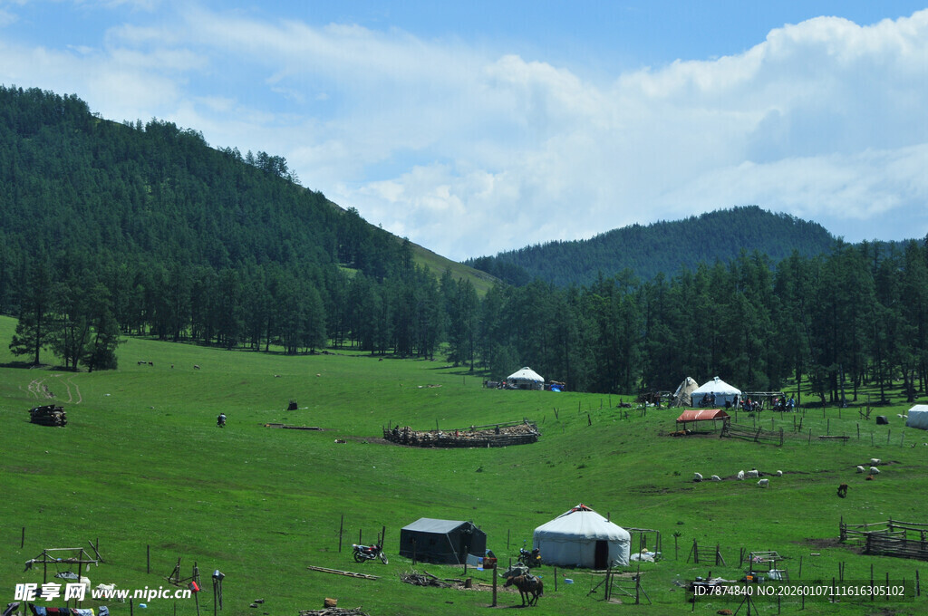 草原上的蒙古包与青山