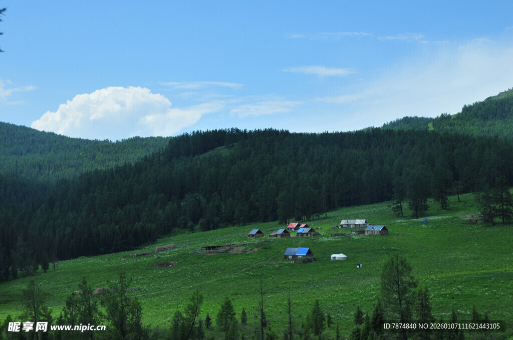 草原村落 青山环抱的美景
