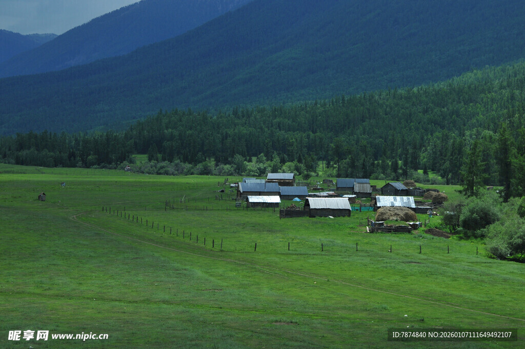 草原上的村落与远山