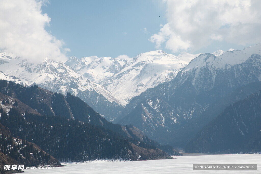 雪山下的静谧湖泊