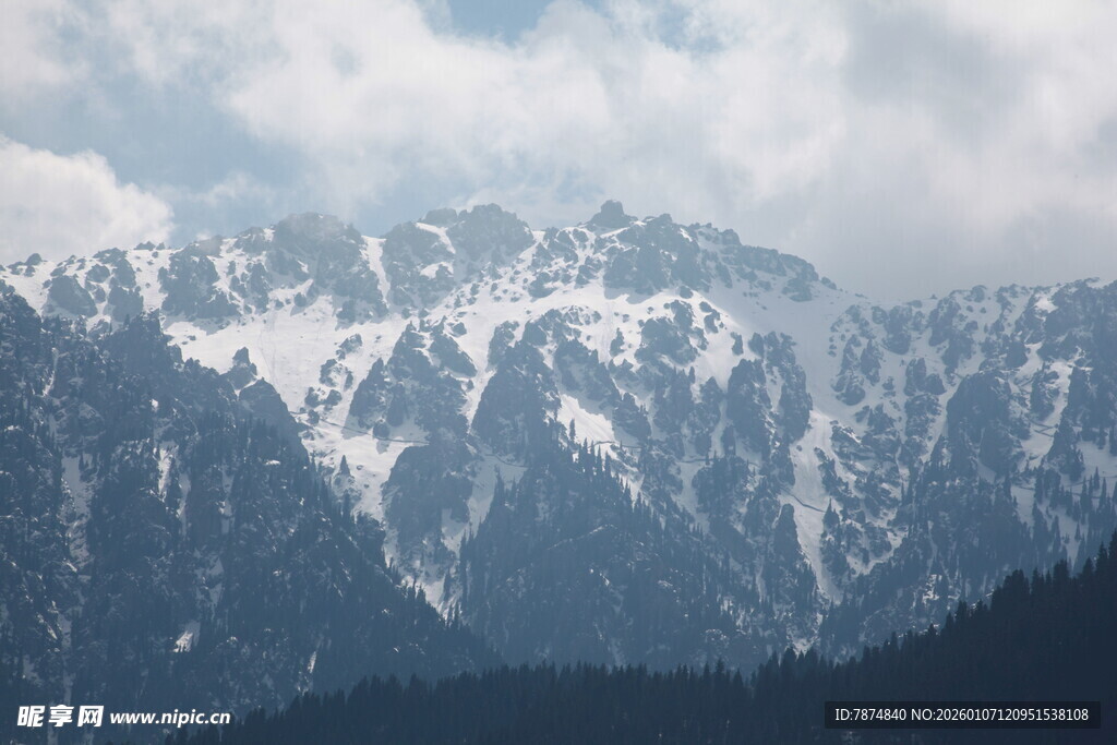 壮丽雪山云雾缭绕景观