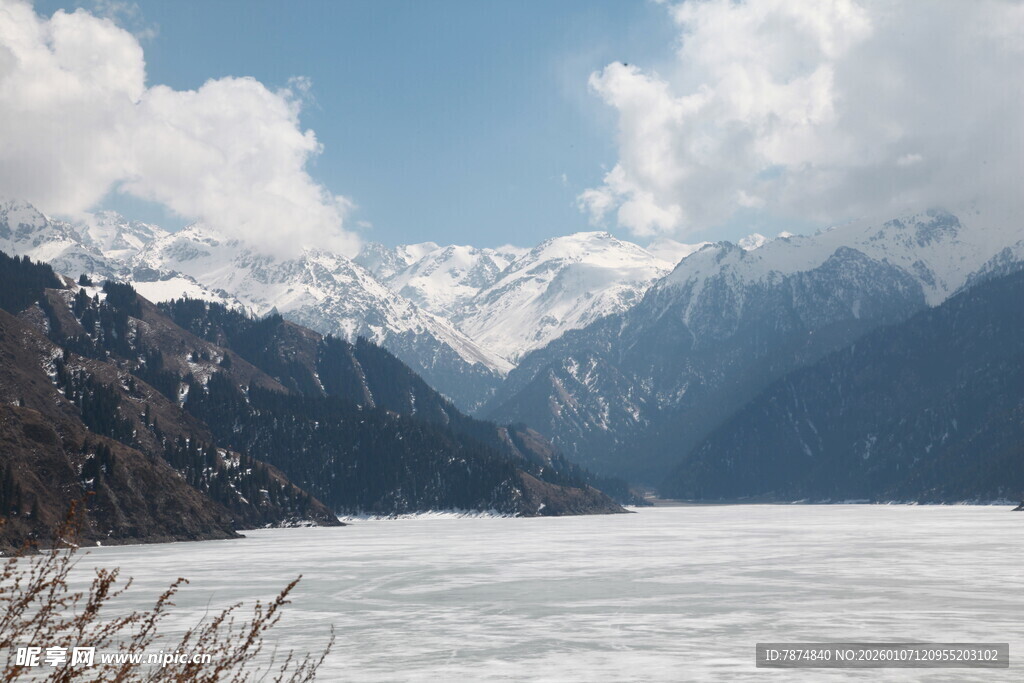 冰封湖泊与巍峨雪山