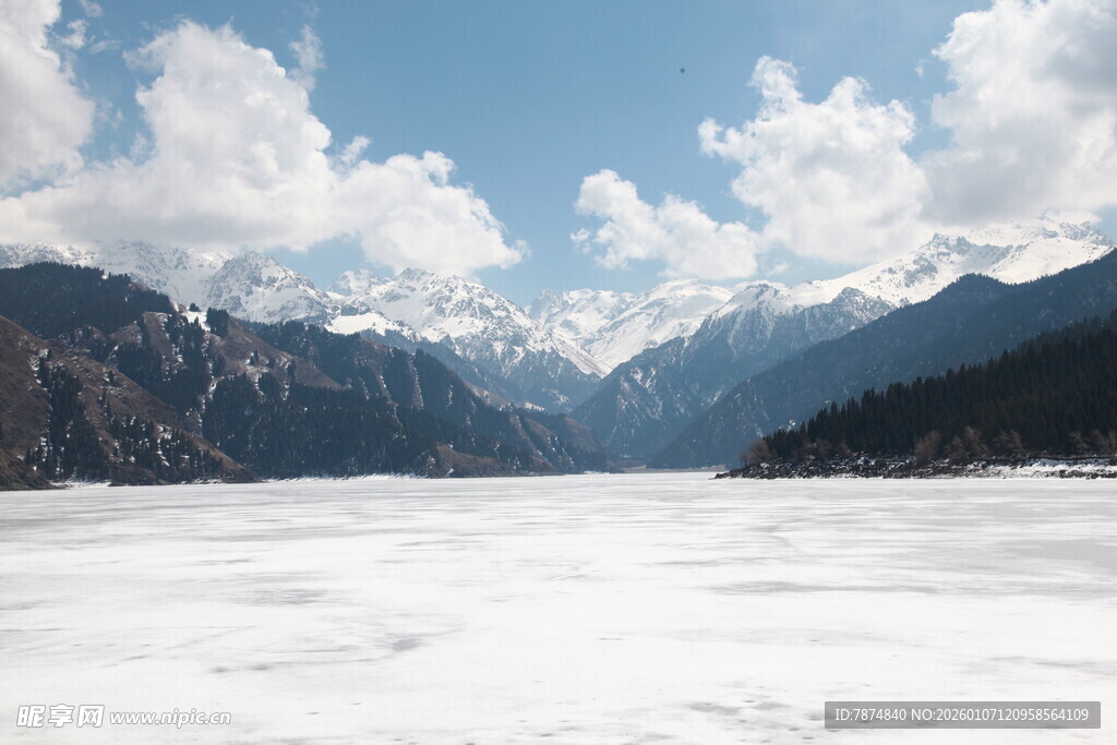 壮丽雪山下的冰封湖泊