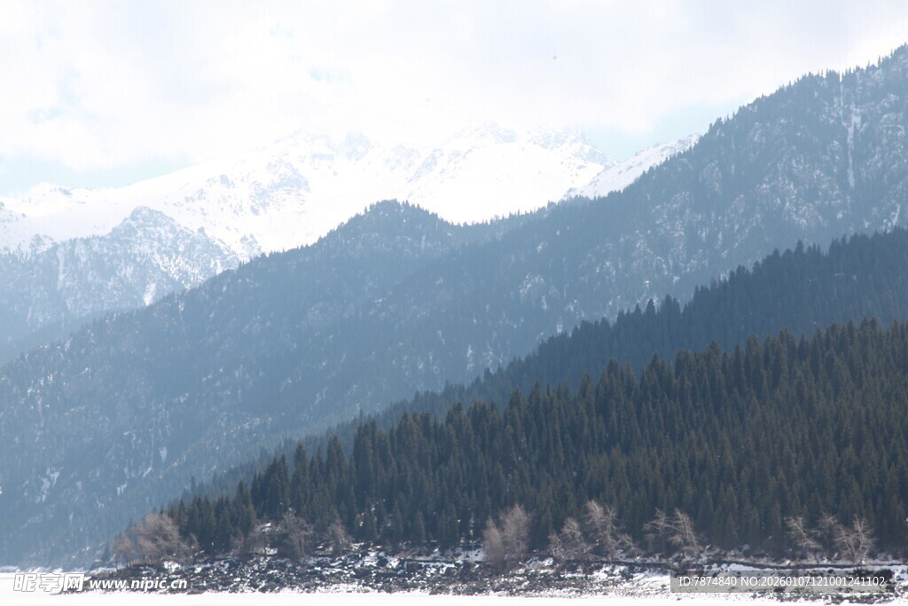 雪山下的山林美景