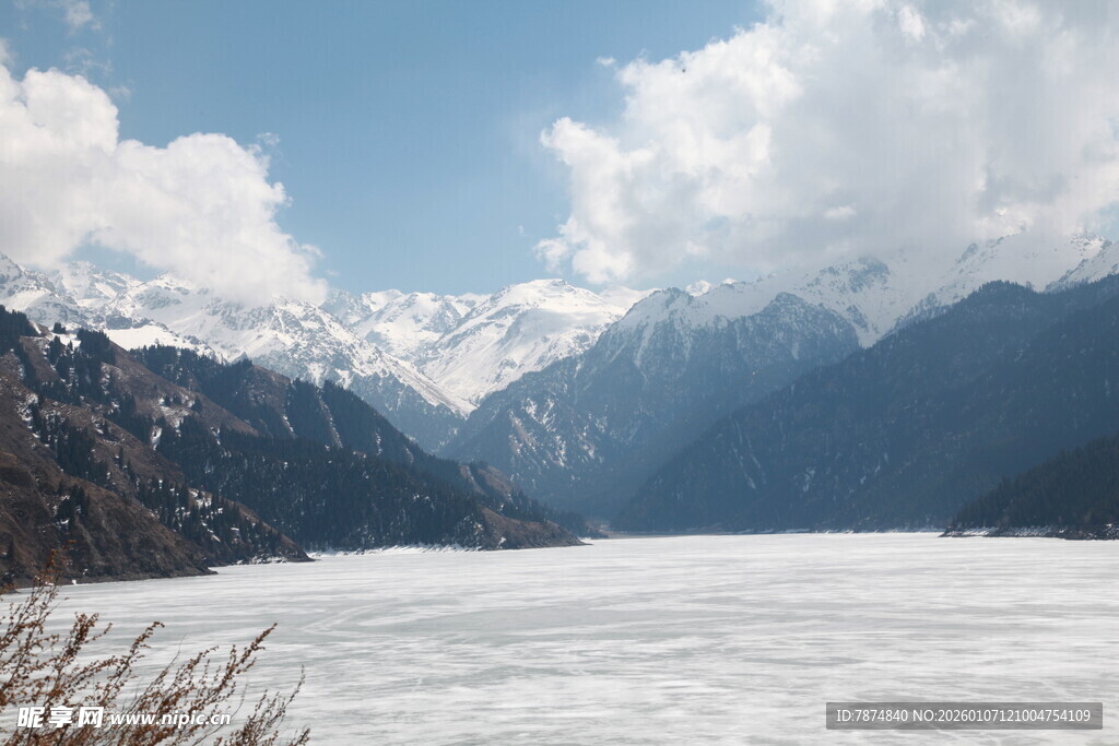 雪山下的冰封湖泊美景