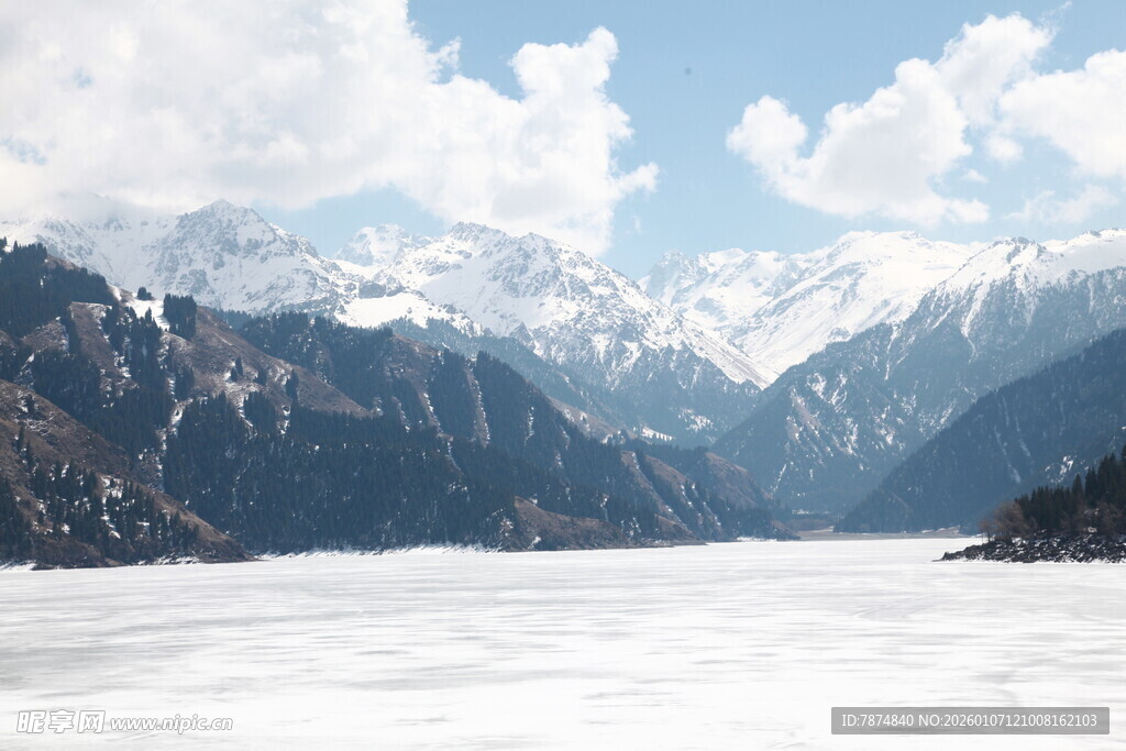 壮丽雪山下的开阔冰面