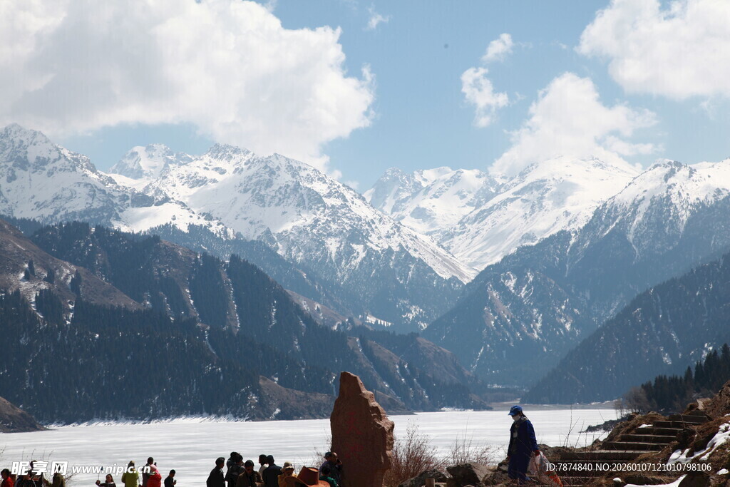雪山湖畔的迷人景致