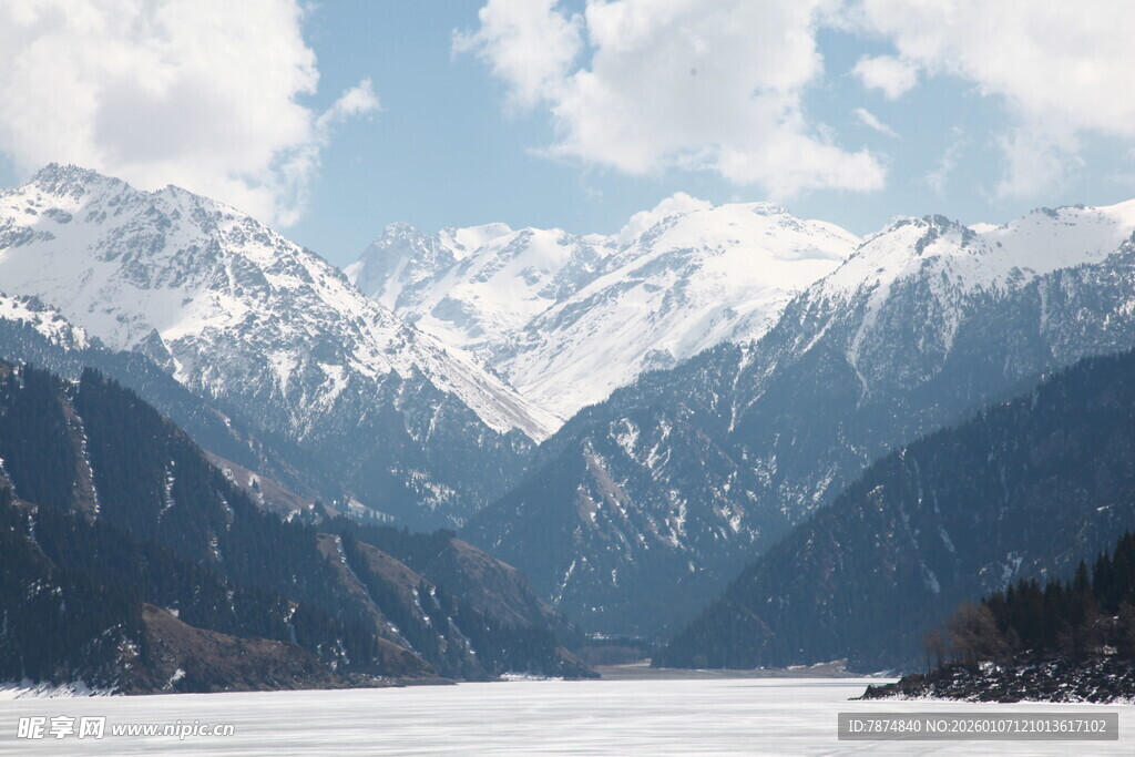 壮丽雪山湖泊美景