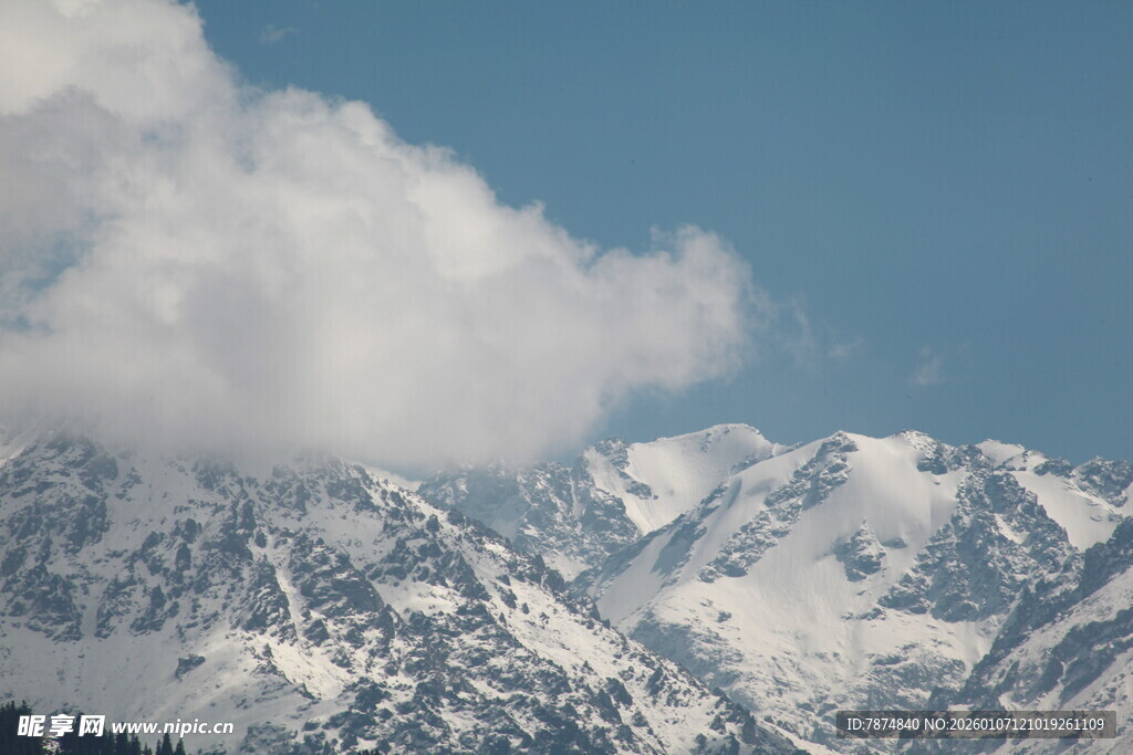 雪山云海壮丽美景