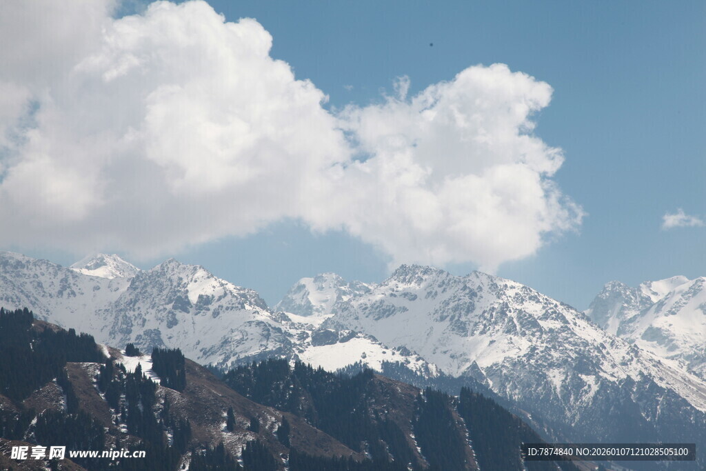 雪山之巅的壮丽云海