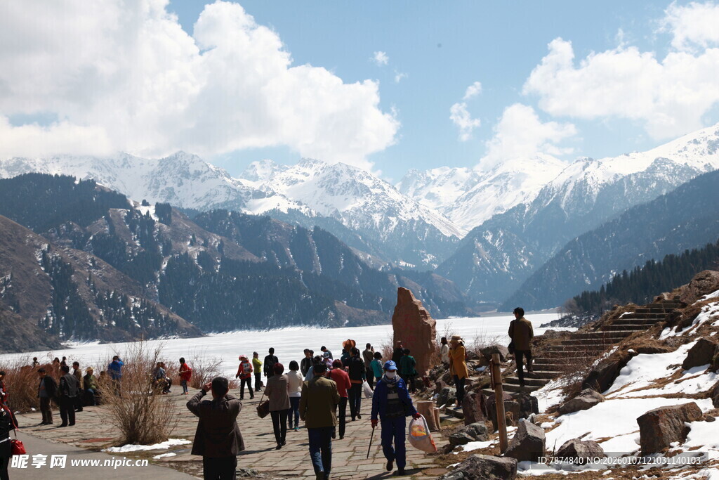 雪山湖畔的热闹人群