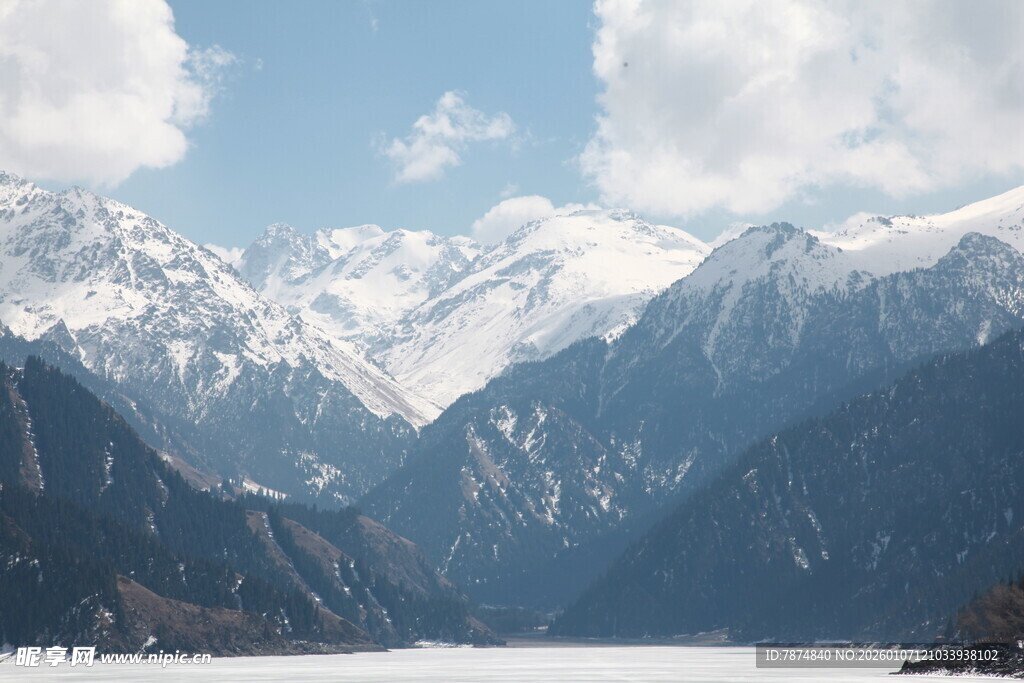 壮丽雪山下的静谧湖泊