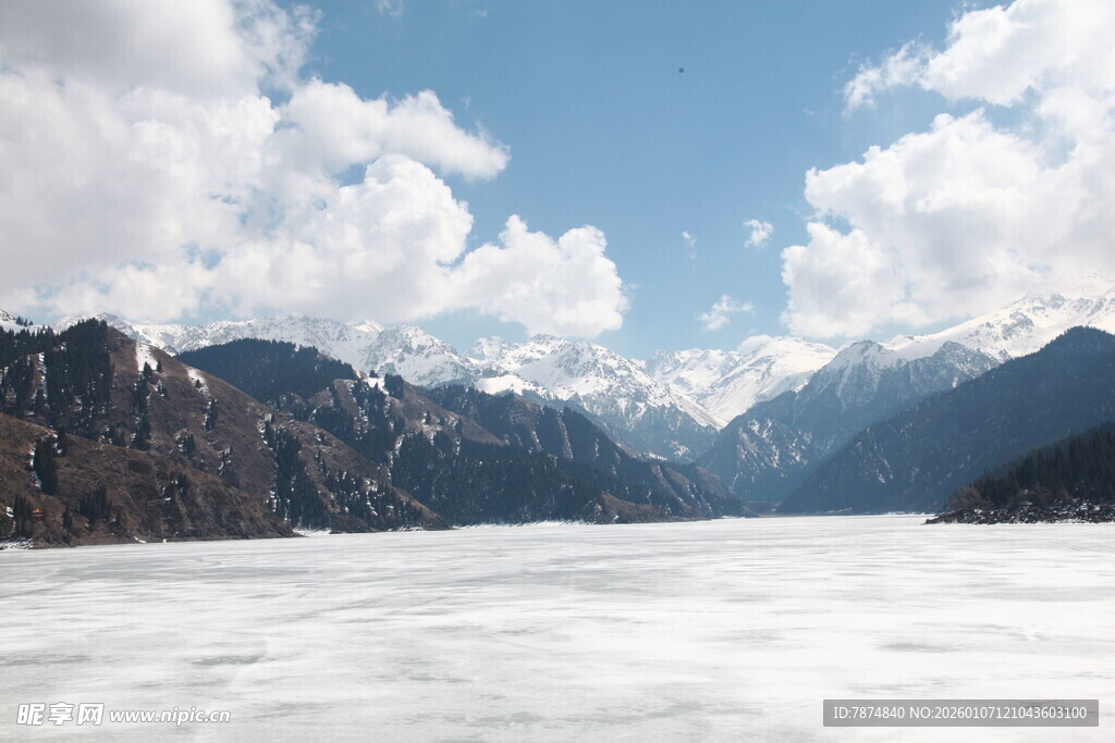 壮丽雪山下的冰封湖泊