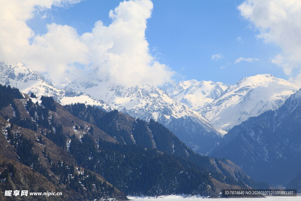 壮丽雪山云海风光