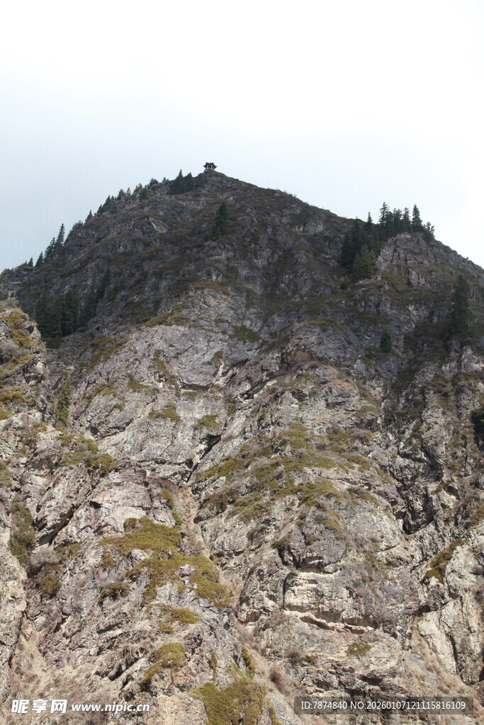 崎岖嶙峋的山景