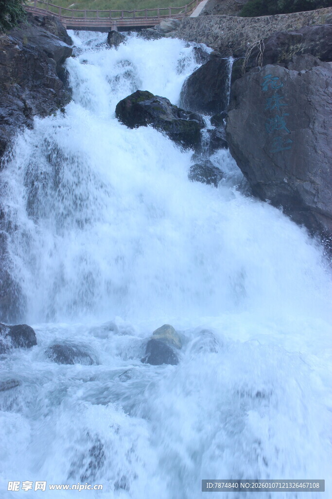 山间湍急溪流瀑布