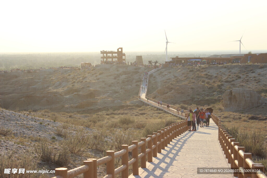 漫步栈道赏开阔自然风光