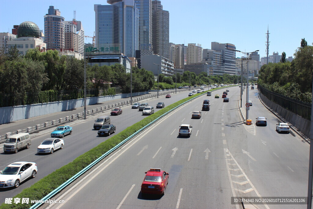 城市宽阔道路上的车辆行驶