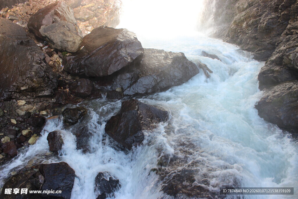 山间溪流穿岩石而过