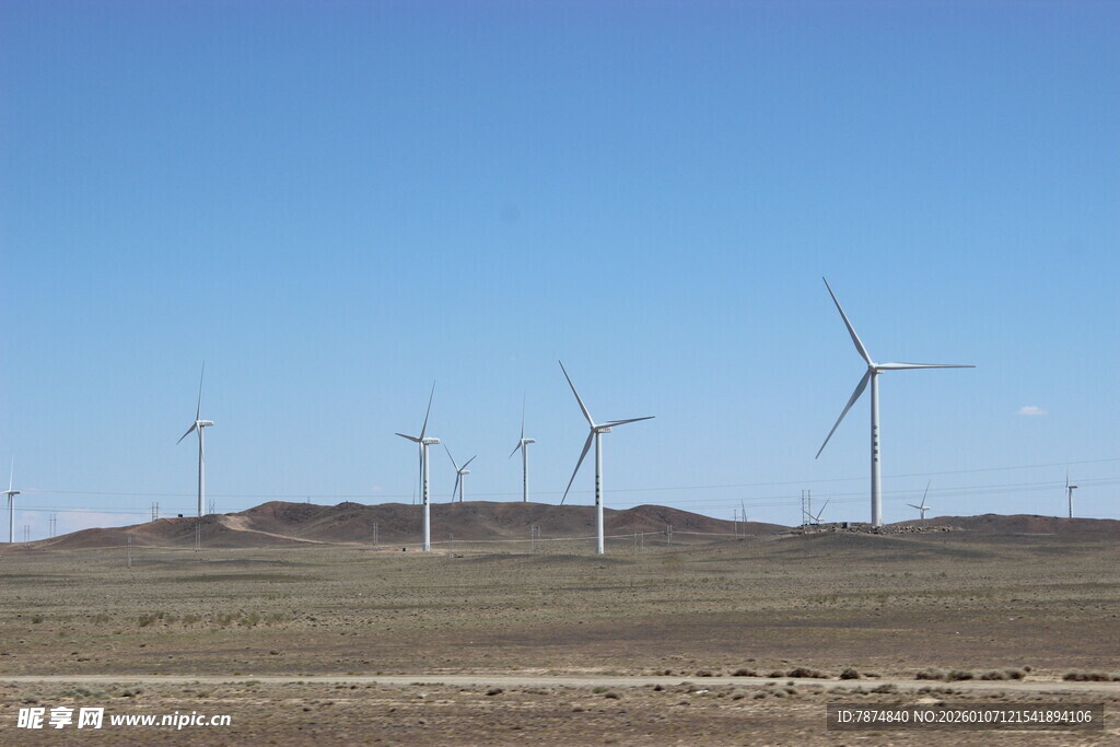 草原上的风力发电机组