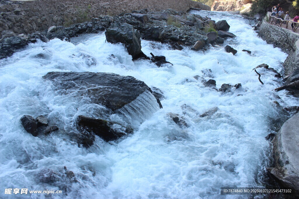 湍急溪流中的嶙峋石块